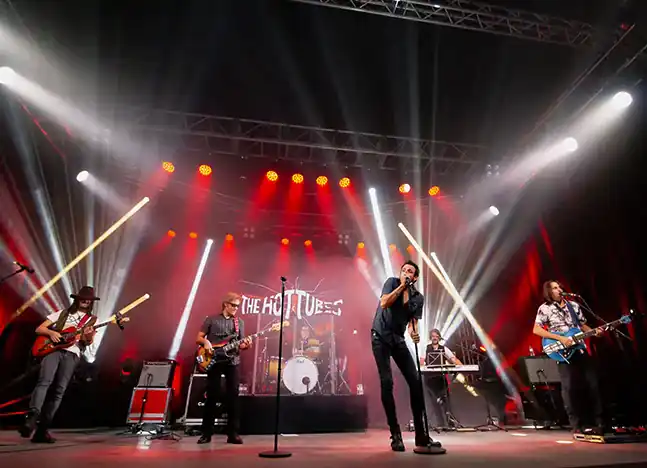 Banda tocando en concierto